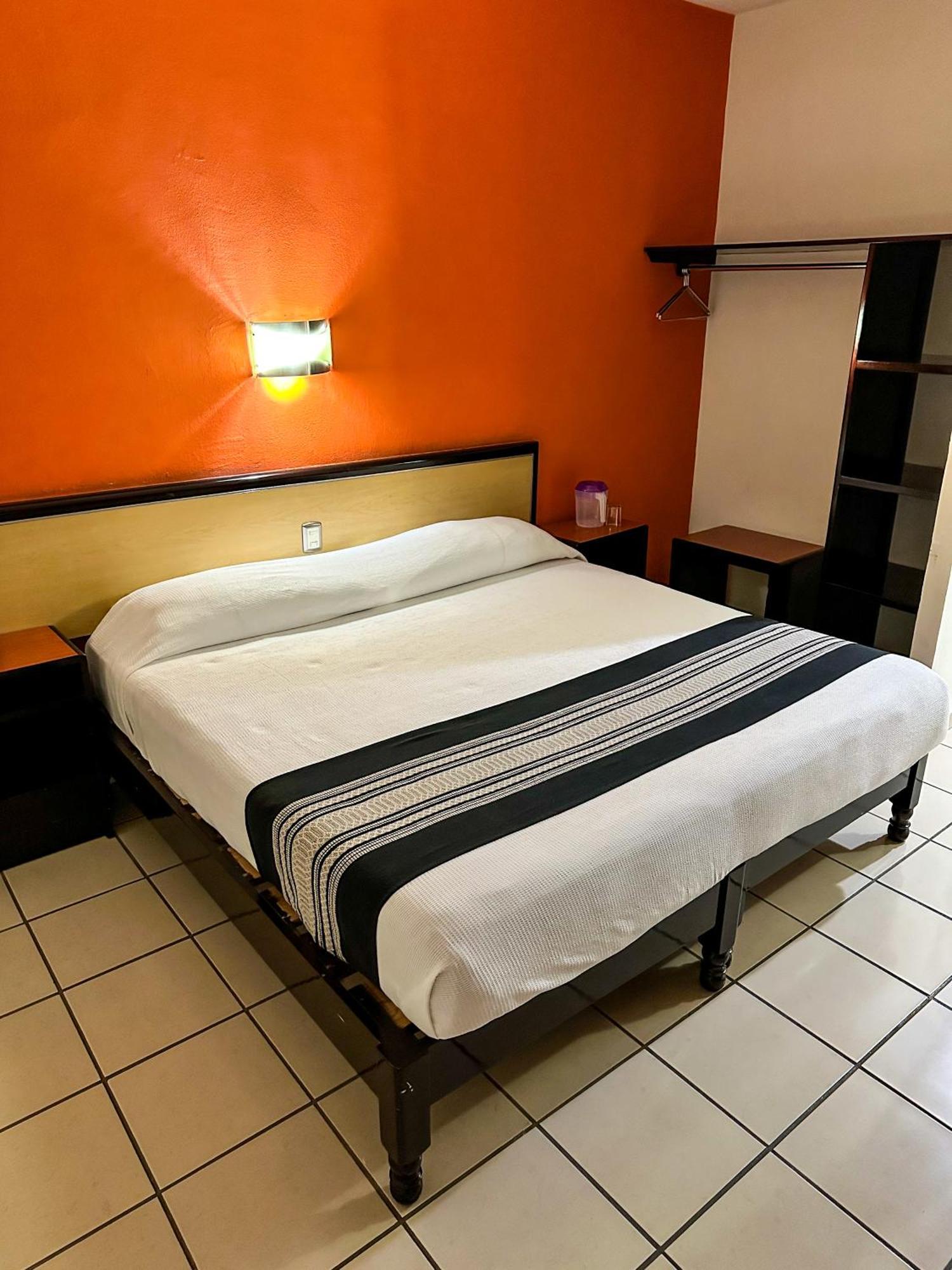 Hotel Montreal Леон Экстерьер фото